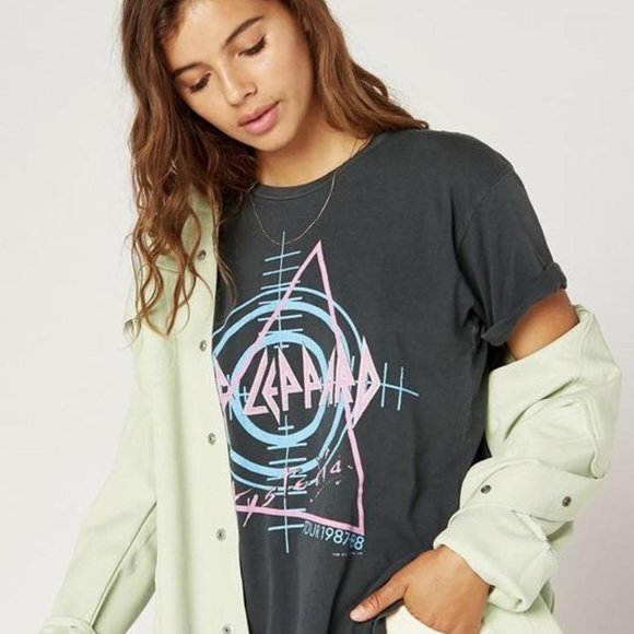 Daydreamer Tops - DAYDREAMER NWT Def Leppard Hysteria Weekend Tee XL